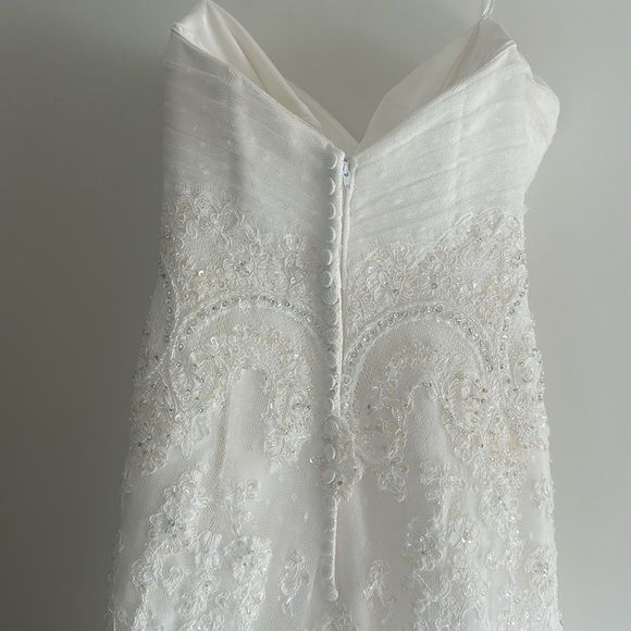 Stunning White Lace Wedding Gown - Picture 2 of 7